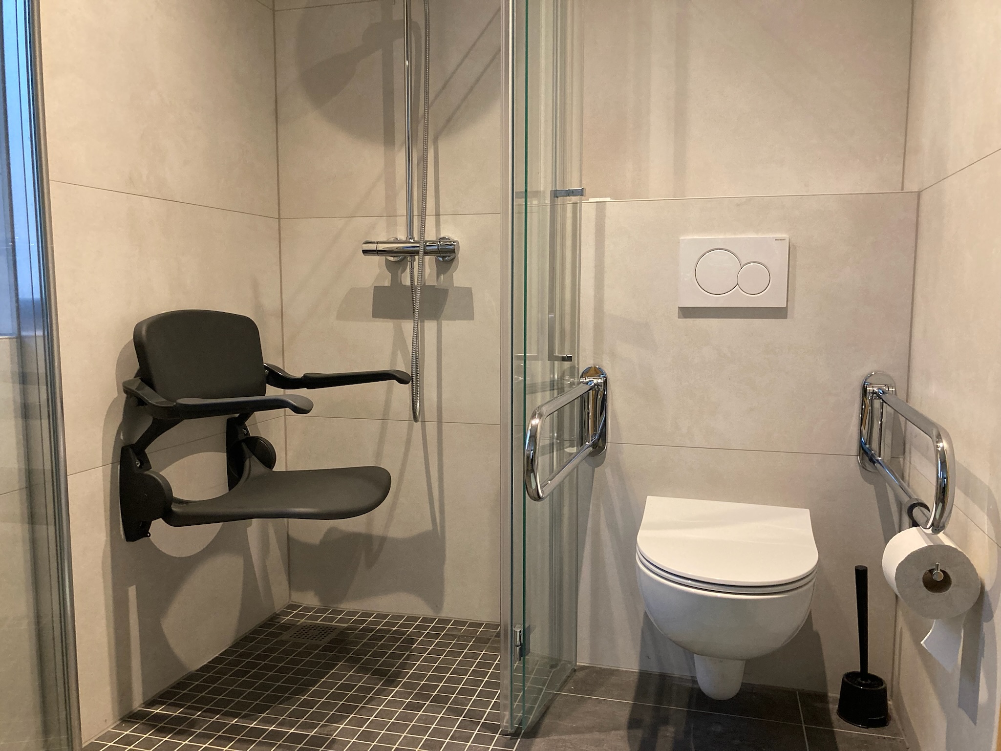 Douche-met-stoeltje.jpg