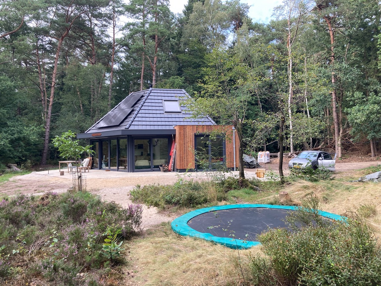 Huisje-vanaf-trampoline.jpeg